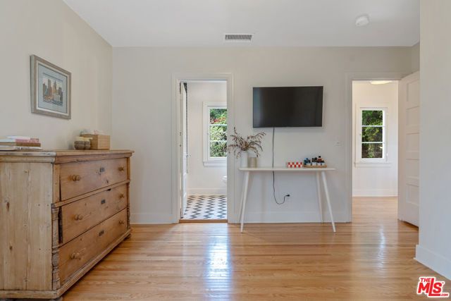 5944 Manola Way, Los Angeles, CA 90068