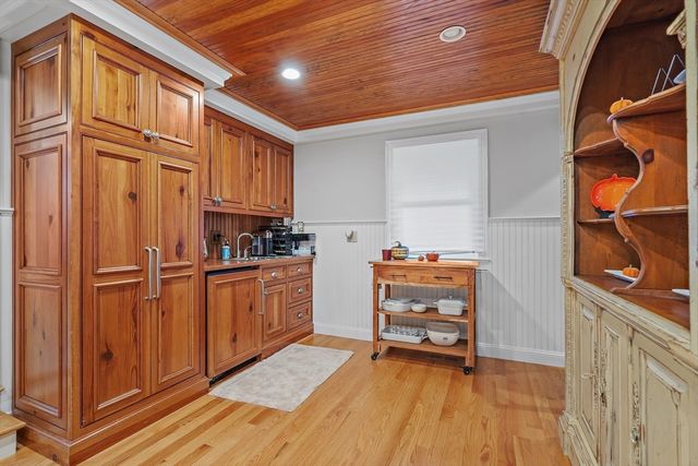 14 Wolfpen Ln, Southborough, MA 01772