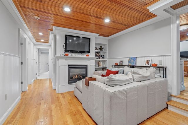 14 Wolfpen Ln, Southborough, MA 01772