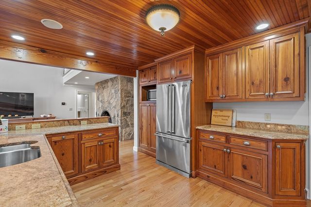 14 Wolfpen Ln, Southborough, MA 01772