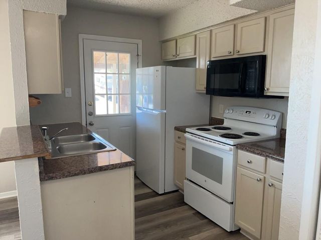 512 Lenora DR B, Taylor, TX 76574