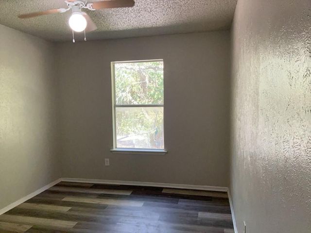 512 Lenora DR B, Taylor, TX 76574