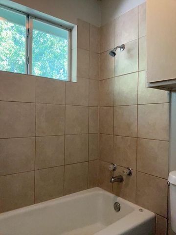 512 Lenora DR B, Taylor, TX 76574