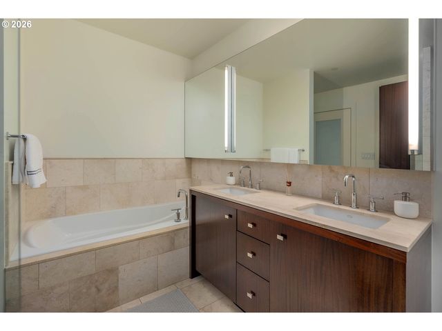 1001 Nw LOVEJOY St TH 802, Portland, OR 97209