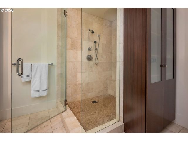 1001 Nw LOVEJOY St TH 802, Portland, OR 97209