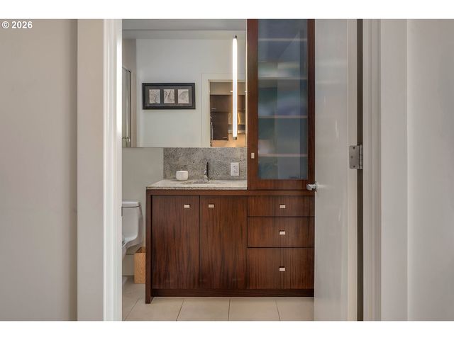 1001 Nw LOVEJOY St TH 802, Portland, OR 97209