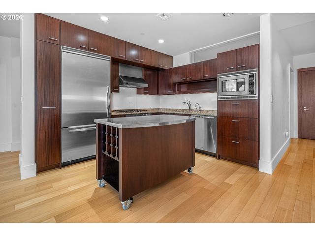 1001 Nw LOVEJOY St TH 802, Portland, OR 97209