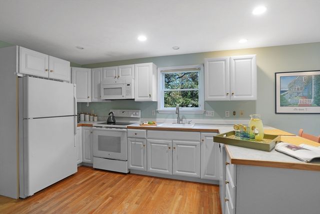 22 Old Lighthouse Road, Tisbury, MA 02568