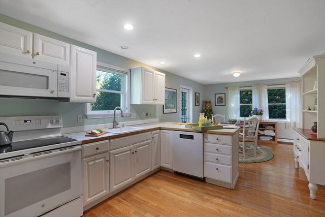 22 Old Lighthouse Road, Tisbury, MA 02568