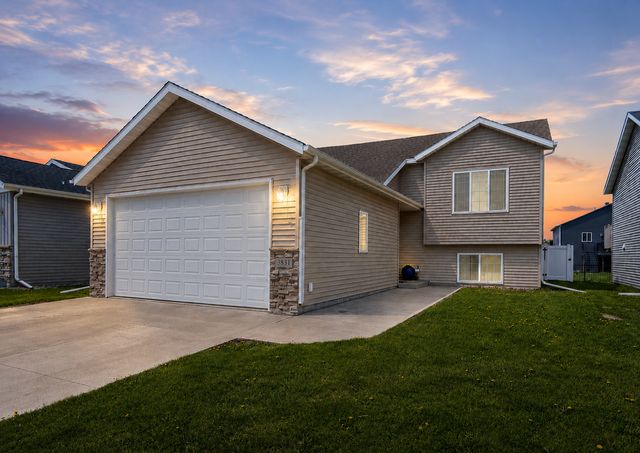 3831 32nd Street S, Moorhead, MN 56560