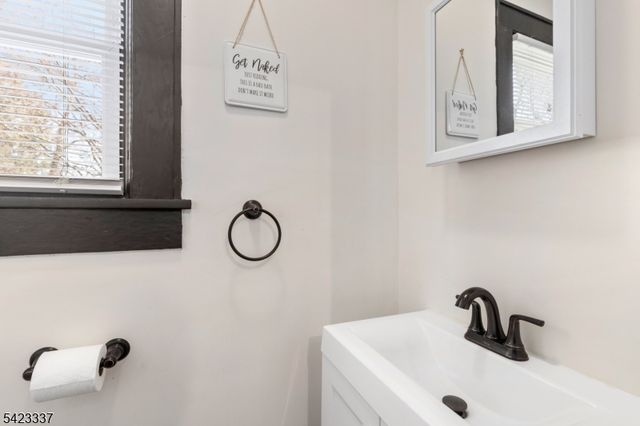 33 Woodside Ave, Newton Town, NJ 07860