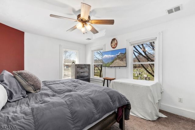 33 Woodside Ave, Newton Town, NJ 07860