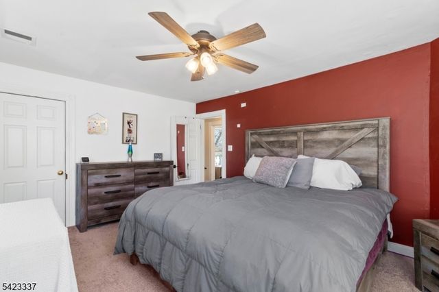 33 Woodside Ave, Newton Town, NJ 07860