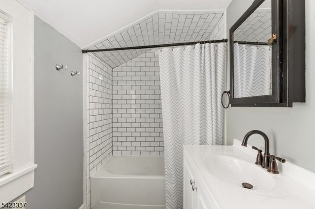 33 Woodside Ave, Newton Town, NJ 07860