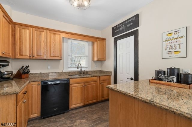 33 Woodside Ave, Newton Town, NJ 07860