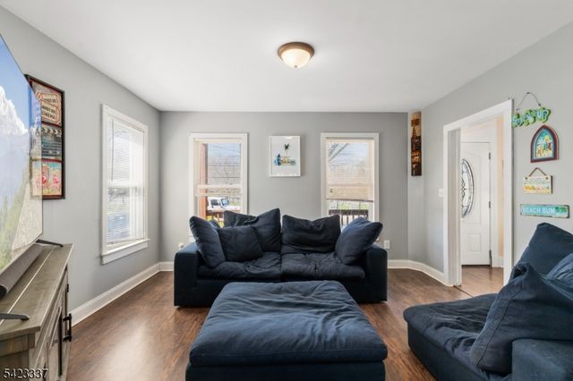 33 Woodside Ave, Newton Town, NJ 07860