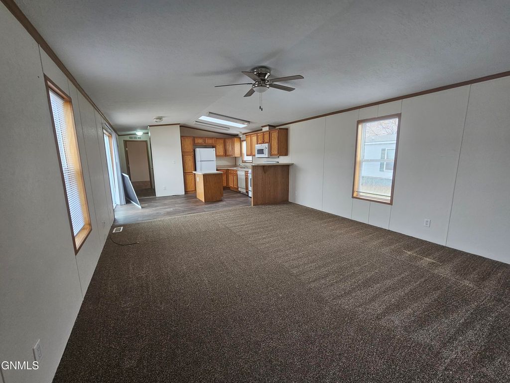 1005 27th Street W, Williston, ND 58801 photo 2