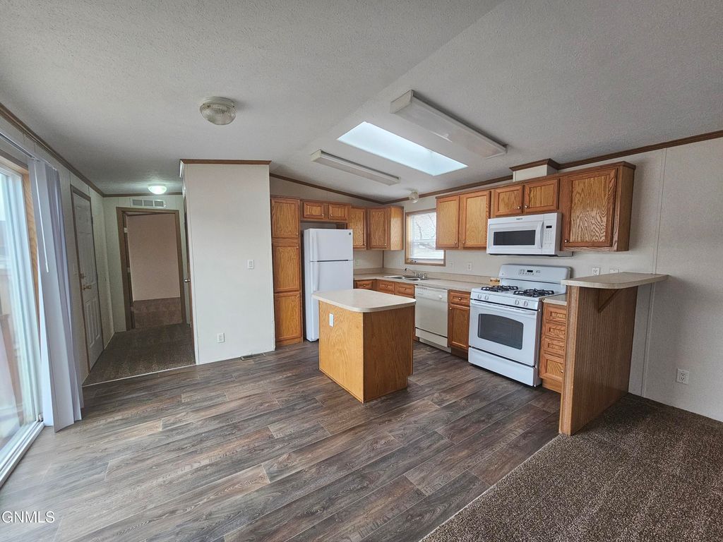 1005 27th Street W, Williston, ND 58801 photo 3