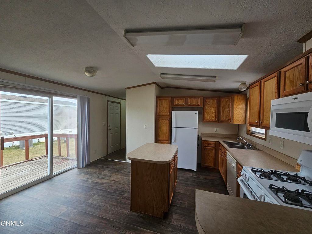 1005 27th Street W, Williston, ND 58801 photo 4