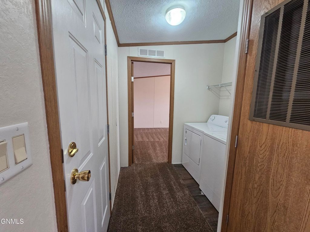 1005 27th Street W, Williston, ND 58801 photo 6