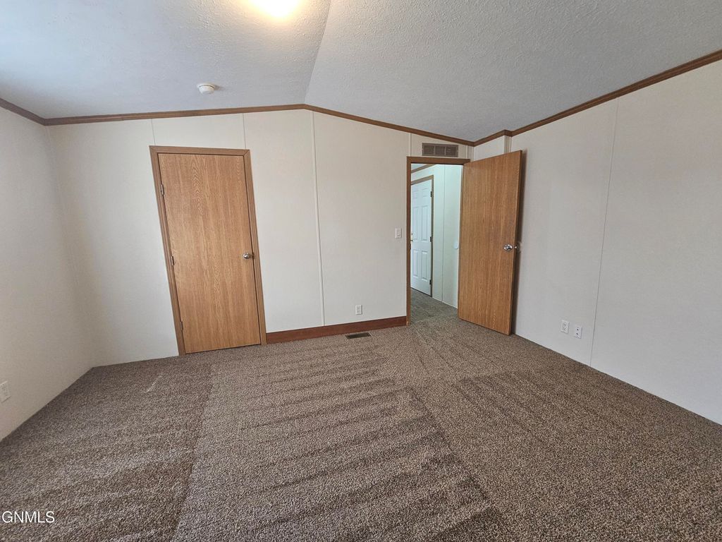 1005 27th Street W, Williston, ND 58801 photo 9