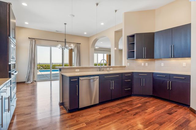 1352 Westgate Way, Richland, WA 99352