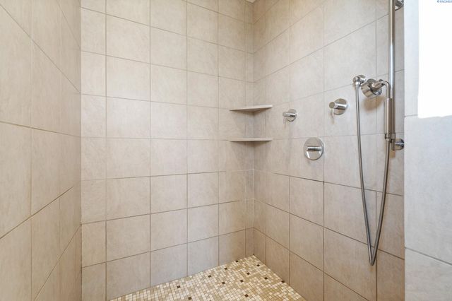 1352 Westgate Way, Richland, WA 99352