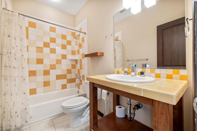 1352 Westgate Way, Richland, WA 99352