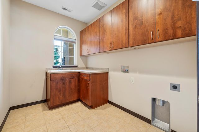 1352 Westgate Way, Richland, WA 99352