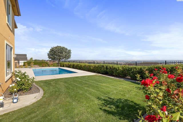 1352 Westgate Way, Richland, WA 99352