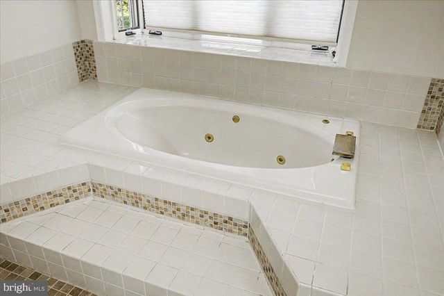 96 AUTUMN DR, Newtown, PA 18940