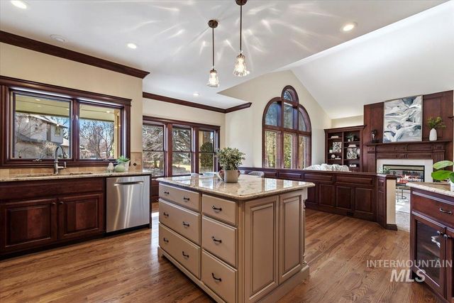 9041 W Woodglade Ln, Garden City, ID 83714