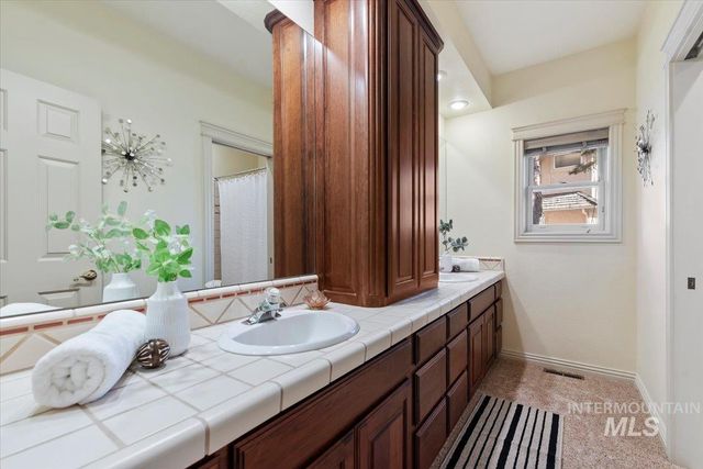 9041 W Woodglade Ln, Garden City, ID 83714