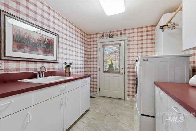 9041 W Woodglade Ln, Garden City, ID 83714