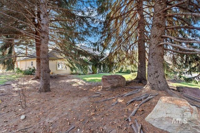 9041 W Woodglade Ln, Garden City, ID 83714