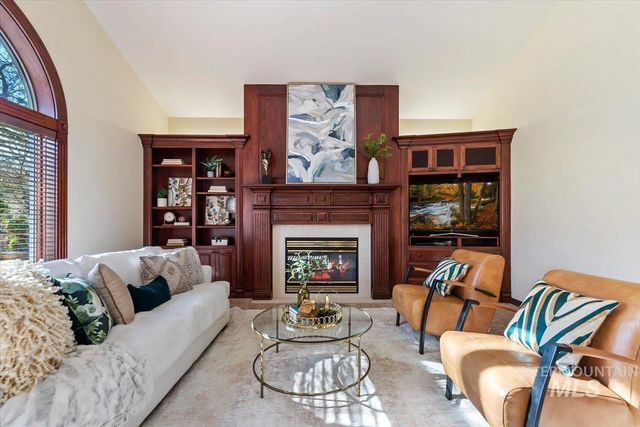 9041 W Woodglade Ln, Garden City, ID 83714