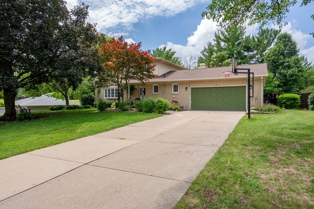 3726 Ridgewood Drive, Davenport, IA 52807