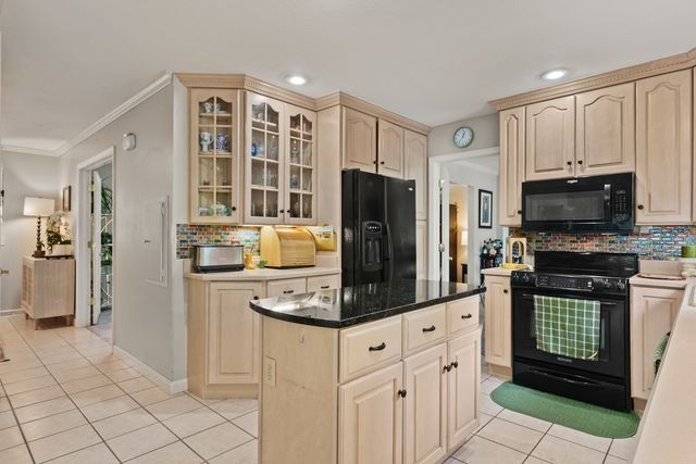 3726 Ridgewood Drive, Davenport, IA 52807