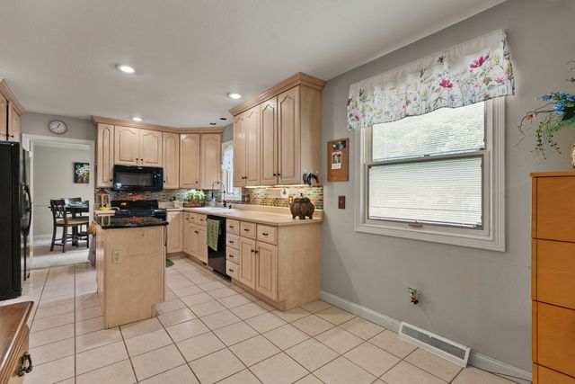 3726 Ridgewood Drive, Davenport, IA 52807