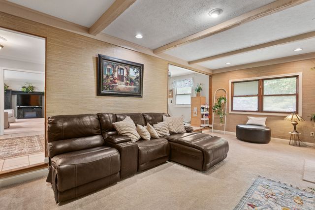 3726 Ridgewood Drive, Davenport, IA 52807