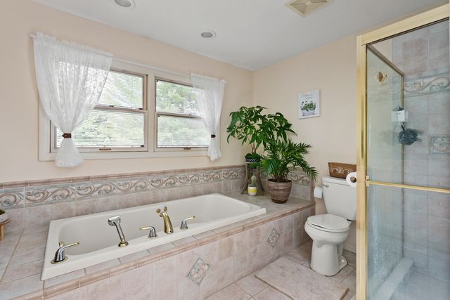 3726 Ridgewood Drive, Davenport, IA 52807