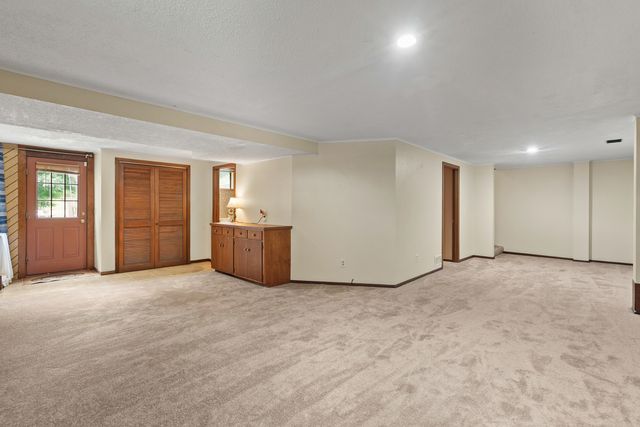 3726 Ridgewood Drive, Davenport, IA 52807