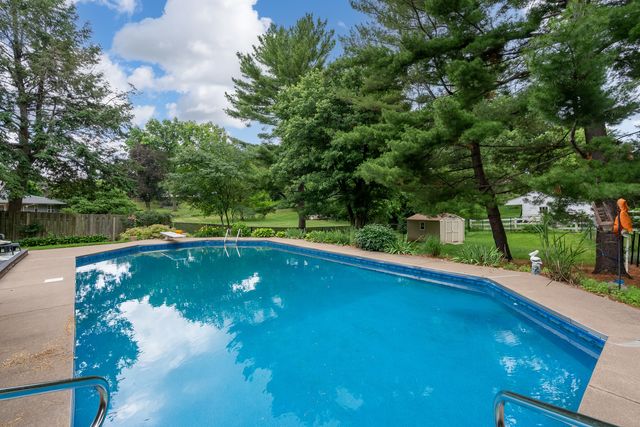 3726 Ridgewood Drive, Davenport, IA 52807