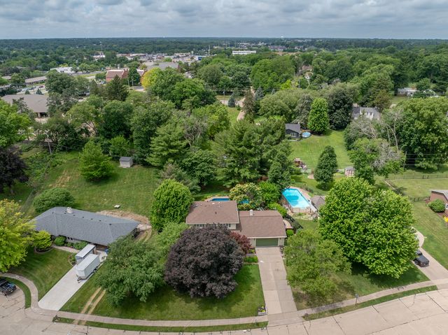 3726 Ridgewood Drive, Davenport, IA 52807