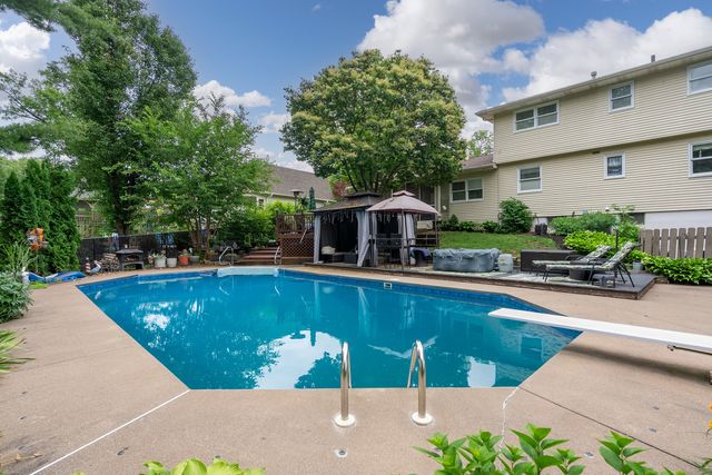 3726 Ridgewood Drive, Davenport, IA 52807