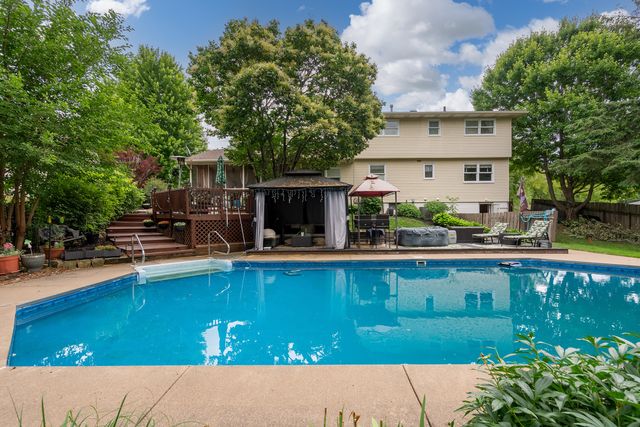 3726 Ridgewood Drive, Davenport, IA 52807