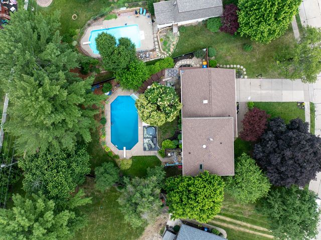 3726 Ridgewood Drive, Davenport, IA 52807