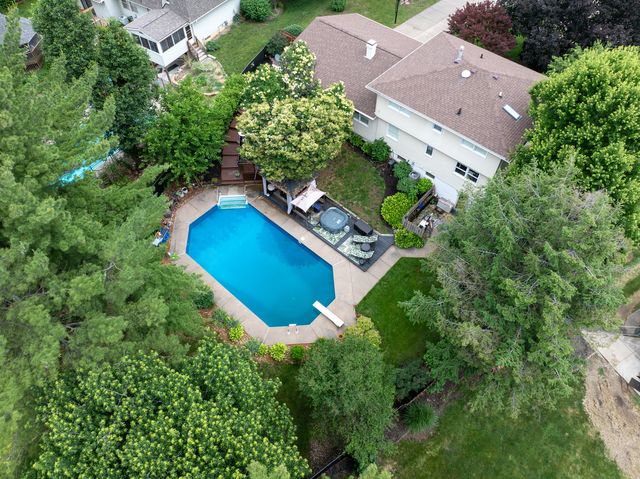 3726 Ridgewood Drive, Davenport, IA 52807