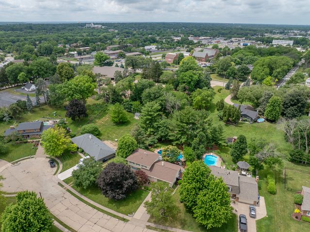 3726 Ridgewood Drive, Davenport, IA 52807
