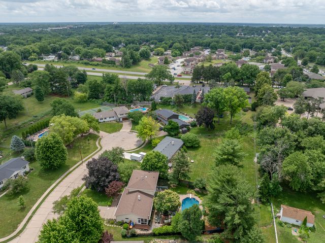 3726 Ridgewood Drive, Davenport, IA 52807